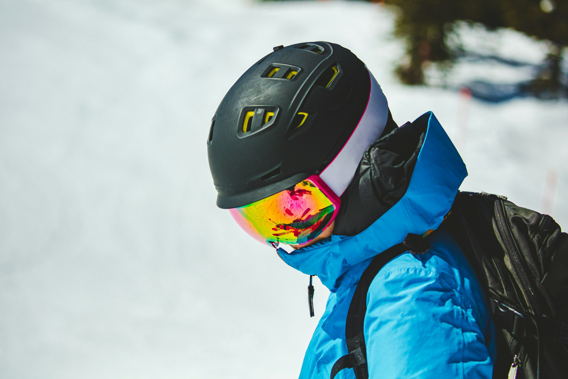 Decreto Sport 2025 potrebbe cambiare radicalmente le regole: il casco obbligatorio per tutti gli sciatori e snowboarder, senza distinzione di età, già dalla stagione invernale 2025/2026.