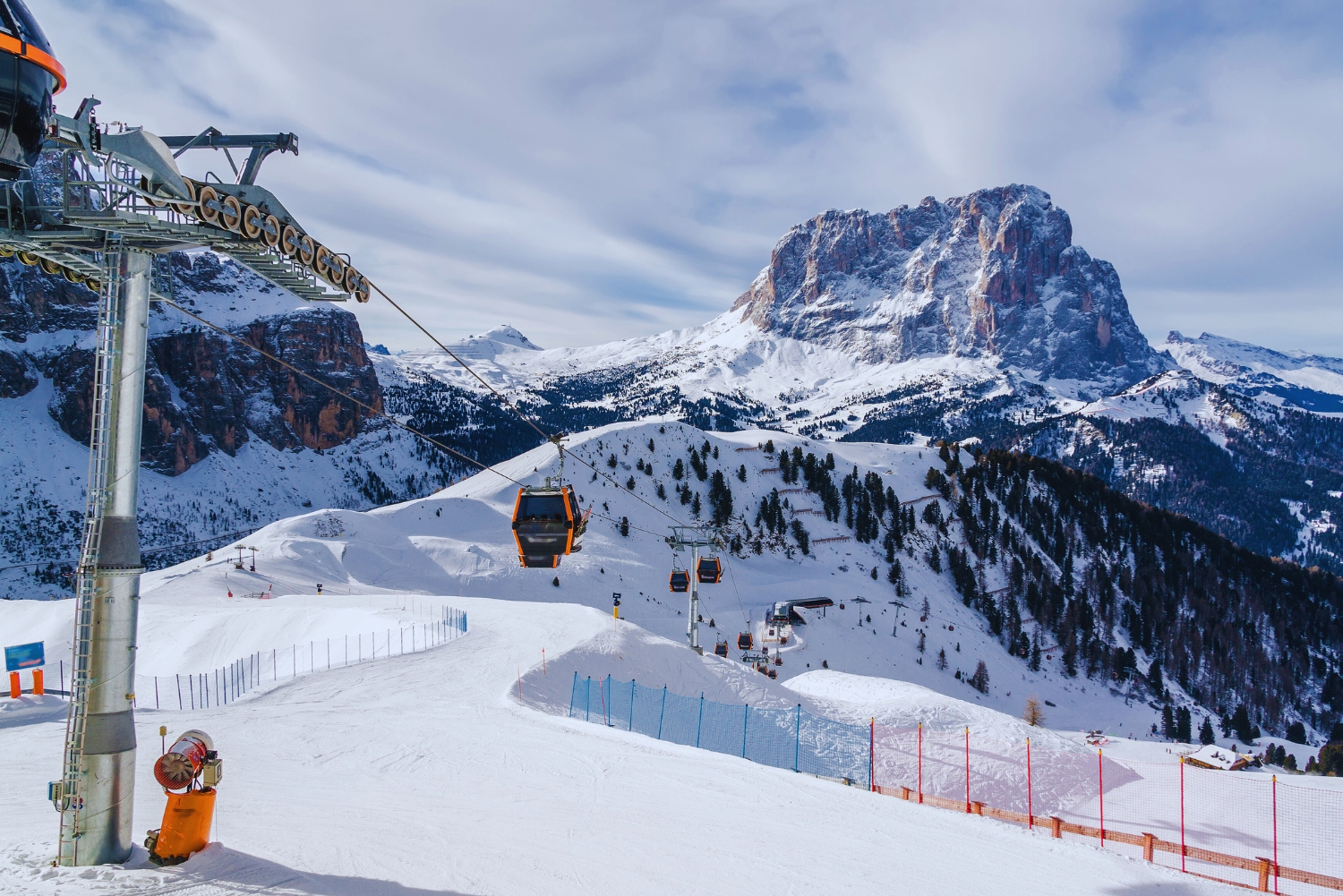 Scopri dove sciare in Val di Fassa e a Carezza: skiaree principali, consigli pratici, curiosità Enrosadira, cultura ladina e piatti tipici da provare dopo le piste.