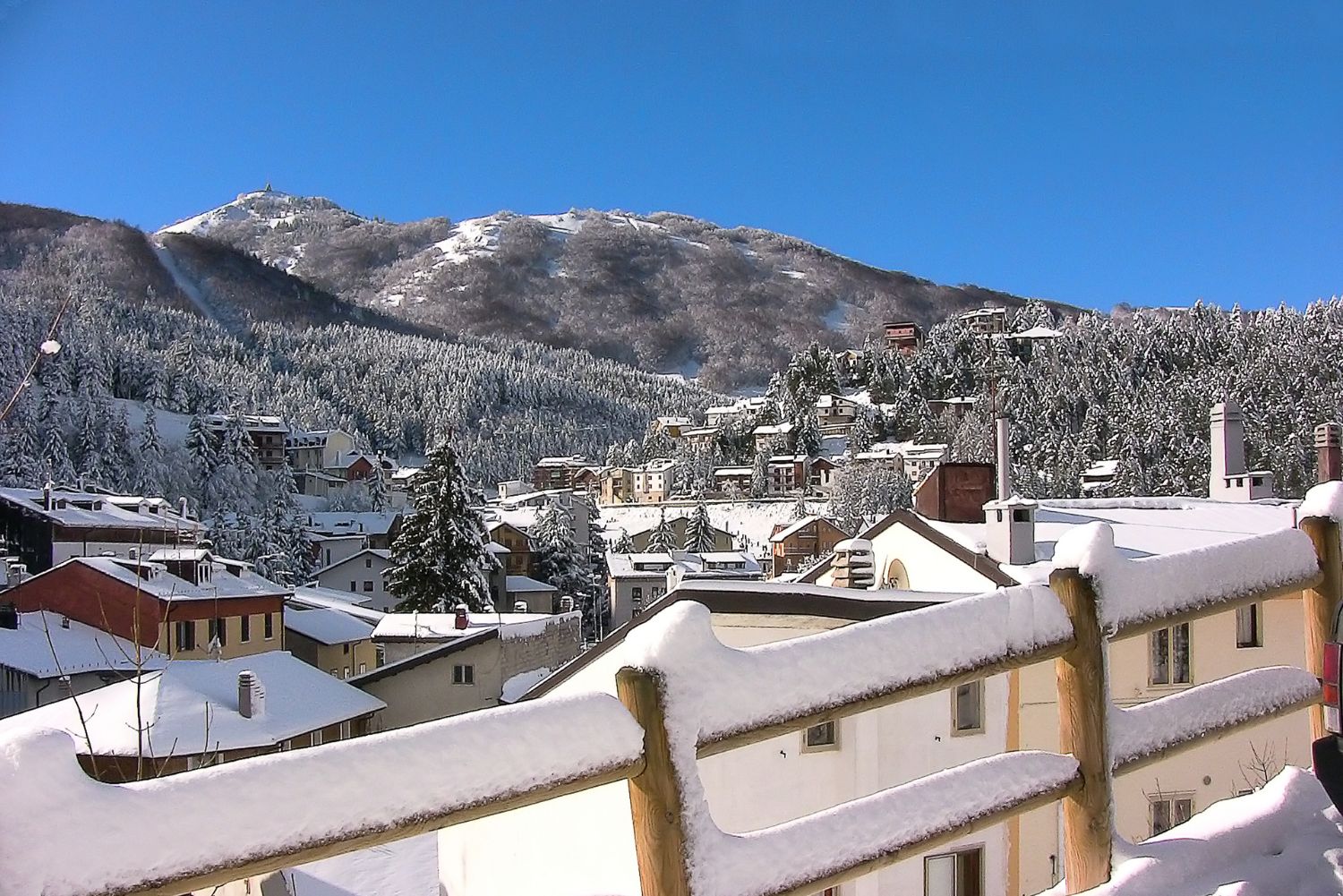 Nel cuore dell’Appennino abruzzese, Roccaraso è una delle mete di montagna più amate del Centro-Sud Italia. Conosciuta da molti come la “Cortina del centro-sud”, questa località rappresenta un punto di riferimento per gli appassionati di neve, sport invernali e vacanze attive in montagna.
