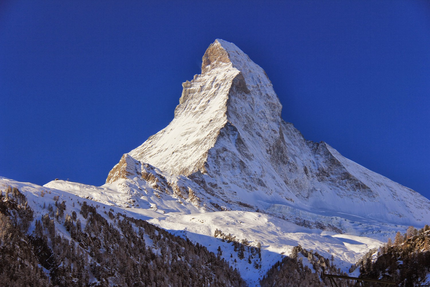 Se stai pensando a un ultimo weekend sulla neve, oppure vuoi concederti una lezione per chiudere la stagione al meglio, ecco le località da tenere d’occhio. Cortina, Plan de Corones, Cervinia, Livigno, Ponte di legno Tona.